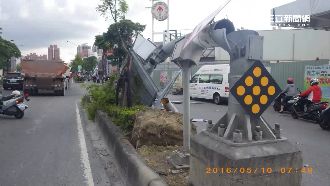 砂石車斗忘了放　撞倒號誌波及騎士