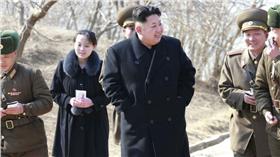 金正恩和妹妹金與正（左二）（圖／翻攝自Twitter）