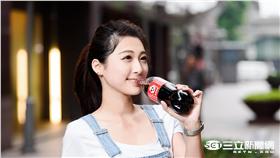 ▲結合Emoji表情符號熱！飲料業推限量包裝超吸睛 （圖／可口可樂）