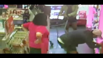 女賊拆包裝偷化妝品　店員全程目睹
