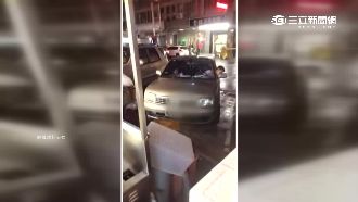 粗心媽險釀禍！未熄火留兒在車內玩車