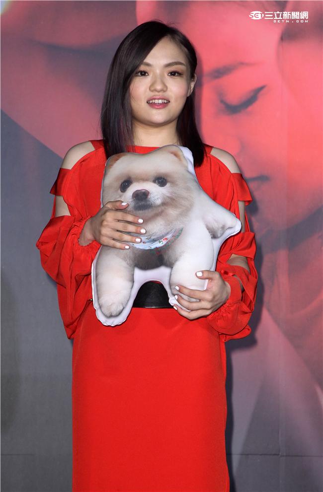 徐佳瑩再次登上小巨蛋「日全蝕」演唱會，公司特別贈送台北冰島來回機票及可以隨時陪他在身邊的「弟寶」，為她加油打氣。（記者邱榮吉/攝影）