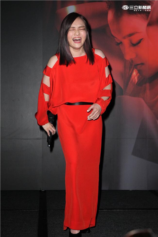 徐佳瑩再次登上小巨蛋「日全蝕」演唱會，公司特別贈送台北冰島來回機票及可以隨時陪他在身邊的「弟寶」，為她加油打氣。（記者邱榮吉/攝影）