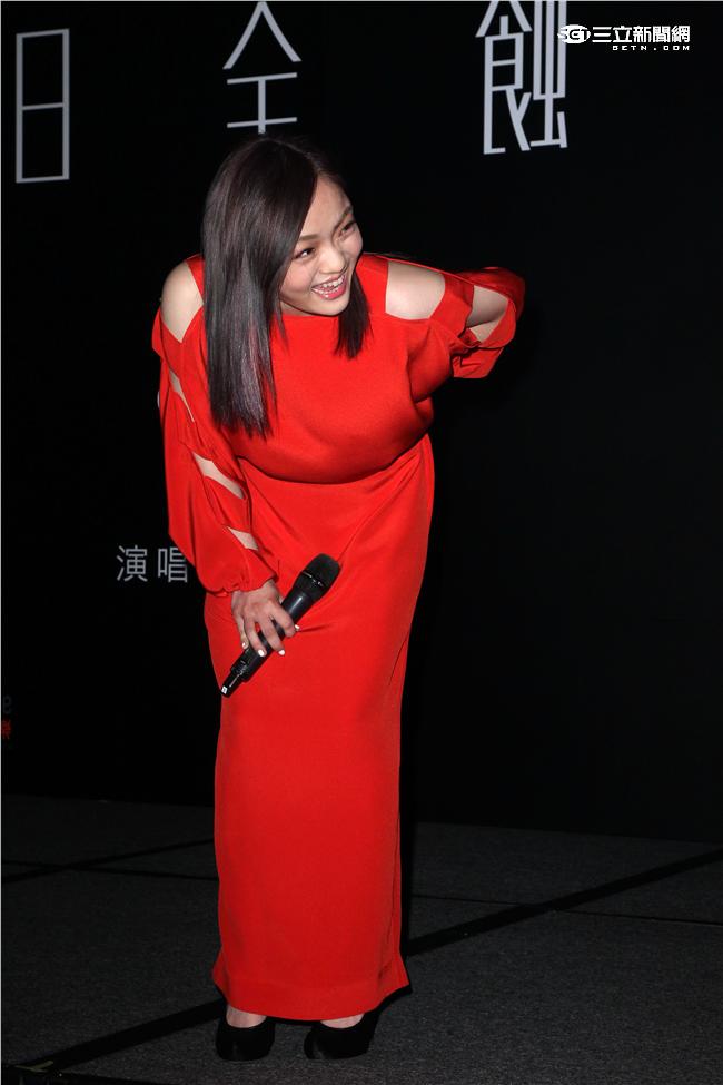 徐佳瑩再次登上小巨蛋「日全蝕」演唱會，公司特別贈送台北冰島來回機票及可以隨時陪他在身邊的「弟寶」，為她加油打氣。（記者邱榮吉/攝影）