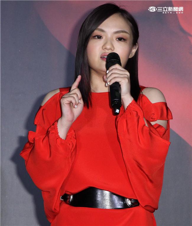 徐佳瑩再次登上小巨蛋「日全蝕」演唱會，公司特別贈送台北冰島來回機票及可以隨時陪他在身邊的「弟寶」，為她加油打氣。（記者邱榮吉/攝影）