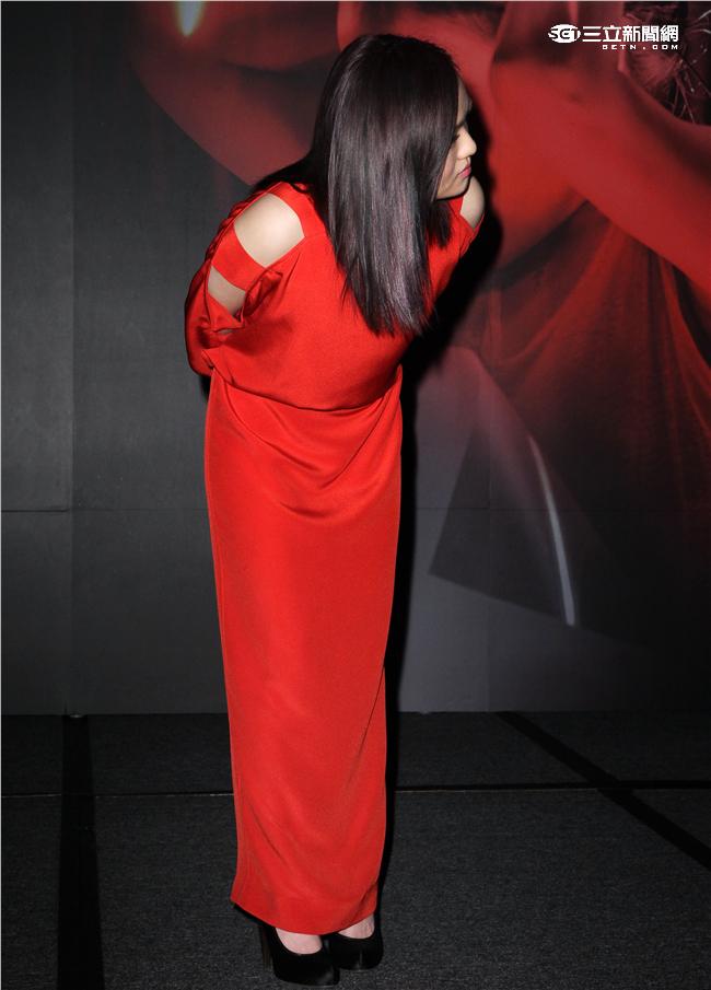 徐佳瑩再次登上小巨蛋「日全蝕」演唱會，公司特別贈送台北冰島來回機票及可以隨時陪他在身邊的「弟寶」，為她加油打氣。（記者邱榮吉/攝影）