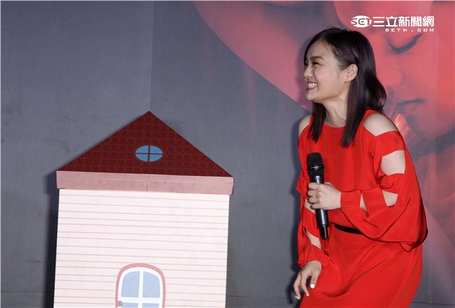 徐佳瑩再次登上小巨蛋「日全蝕」演唱會，公司特別贈送台北冰島來回機票及可以隨時陪他在身邊的「弟寶」，為她加油打氣。（記者邱榮吉/攝影）