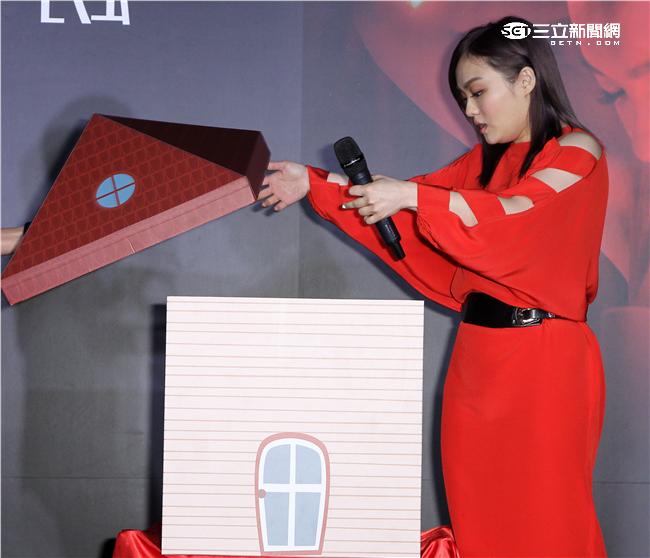 徐佳瑩再次登上小巨蛋「日全蝕」演唱會，公司特別贈送台北冰島來回機票及可以隨時陪他在身邊的「弟寶」，為她加油打氣。（記者邱榮吉/攝影）