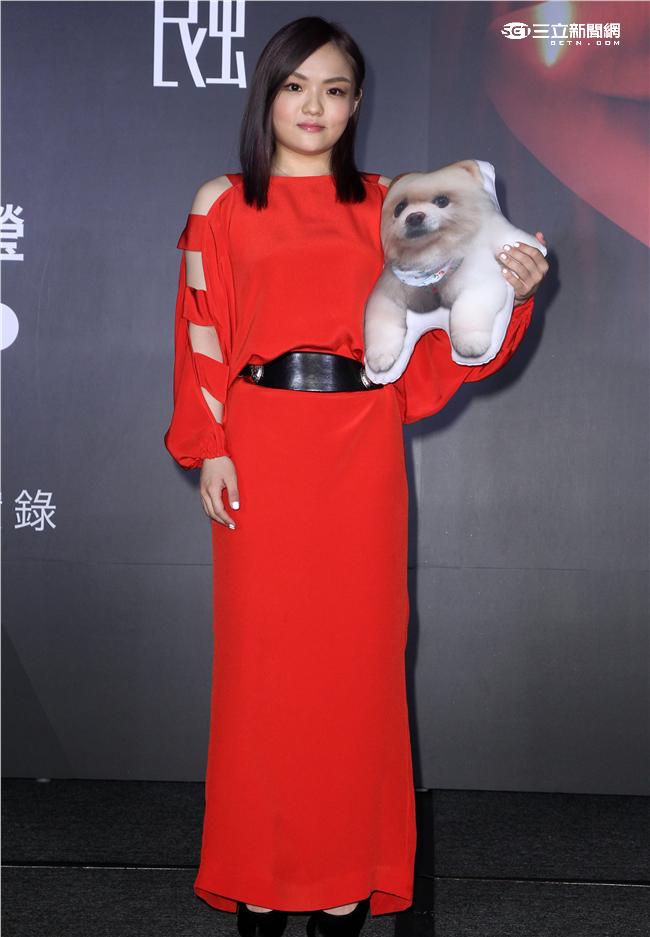 徐佳瑩再次登上小巨蛋「日全蝕」演唱會，公司特別贈送台北冰島來回機票及可以隨時陪他在身邊的「弟寶」，為她加油打氣。（記者邱榮吉/攝影）