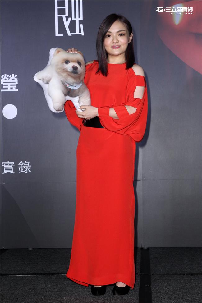 徐佳瑩再次登上小巨蛋「日全蝕」演唱會，公司特別贈送台北冰島來回機票及可以隨時陪他在身邊的「弟寶」，為她加油打氣。（記者邱榮吉/攝影）