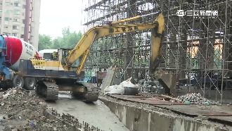 怪手挖破乙炔鋼瓶　瞬彈砸斷工人雙腳