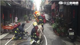 新北市三重區仁和街公寓突然起火燃燒（翻攝畫面）