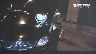 車上藏毒遭臨檢　男腦羞對員警咆嘯！