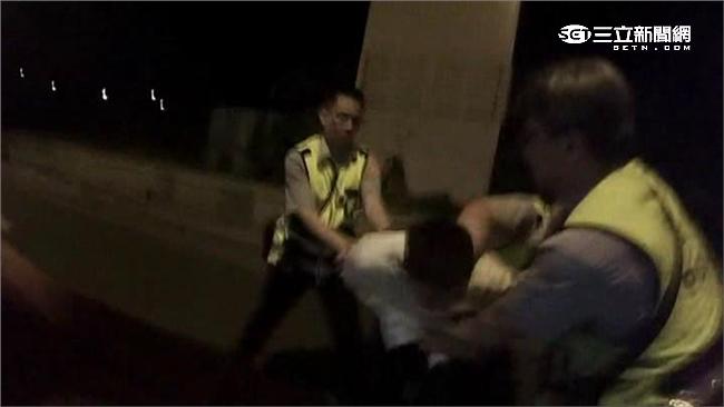 男開車受檢暴走　警上銬壓制反求饒