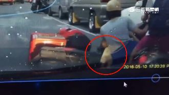 外送員搶快左轉　急撞騎士母子！