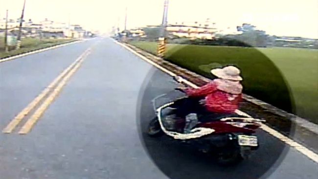 突從小巷竄出　校車煞不住撞死老婦