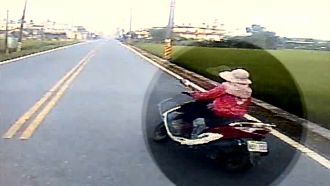 突從小巷竄出　校車煞不住撞死老婦