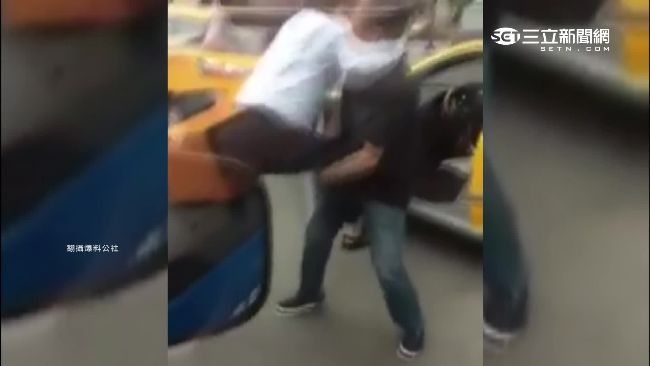 不滿插隊搶客　小黃司機上演全武行