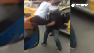 不滿插隊搶客　小黃司機上演全武行