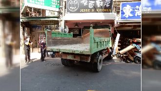 手煞車故障　無人貨車撞進餐廳釀禍