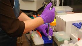 flickr：研究,實驗／United Soybean Board／https://www.flickr.com/photos/unitedsoybean/9621080785/in/photolist-fEby8c-evZM6o-4sdpvo-fEbxhD-4s8vEr-AUS2C-fEbysn-4s8upR-7DMGDi-4scypW-fEbzh8-evZDy1-fEbx5F-fEtanQ-fEtasS-evWAnp-fEbyYc-dBH2T2-fEt7GG-evZARf-64XHr5-fEbyTB-fEtdV9-fEbyBR-fEbxYa-fEtagY-fEt91A-evWADM-s4CHz-evZBg1-fEbxog-fEbzLp-evZKUo-eCXMJo-fEbznx-evWvWn-evZPe9-fEbxt6-fEt8QU-evWEqB-aaw6qW-4FLSxT-fEbwX6-fEbyGi-fEt8G5-rLur61-7DRvrm-evWrtV-evWtjZ-evWzDP