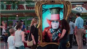 魔境夢遊,時光怪客,強尼戴普,電影宣傳,魔鏡,幻燈片,驚喜,迪士尼樂園
Walt Disney Studios 臉書 https://www.facebook.com/WaltDisneyStudios/videos/1121517691222888/