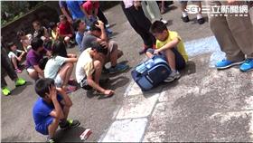 小學生在操場躲地震