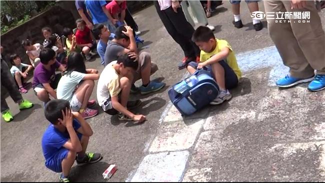 天搖地動！小學生戴防災頭套避難