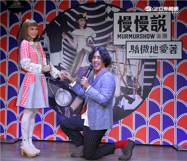 金曲最佳演唱組合慢慢說樂團，第二張創作專輯「驕傲地愛著」發行、沈志方當場下跪告白，讓點點感動落淚。（記者邱榮吉/攝影）