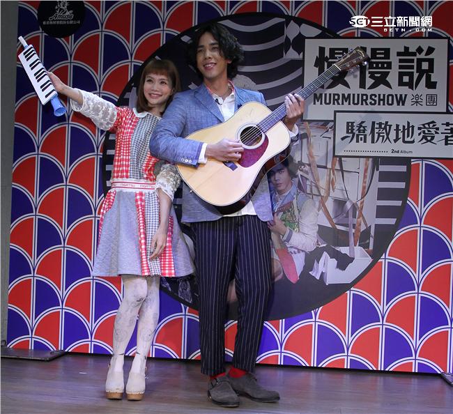 金曲最佳演唱組合慢慢說樂團，第二張創作專輯「驕傲地愛著」發行、沈志方當場下跪告白，讓點點感動落淚。（記者邱榮吉/攝影）