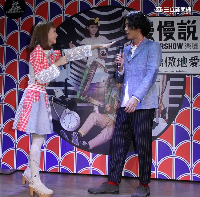 金曲最佳演唱組合慢慢說樂團，第二張創作專輯「驕傲地愛著」發行、沈志方當場下跪告白，讓點點感動落淚。（記者邱榮吉/攝影）