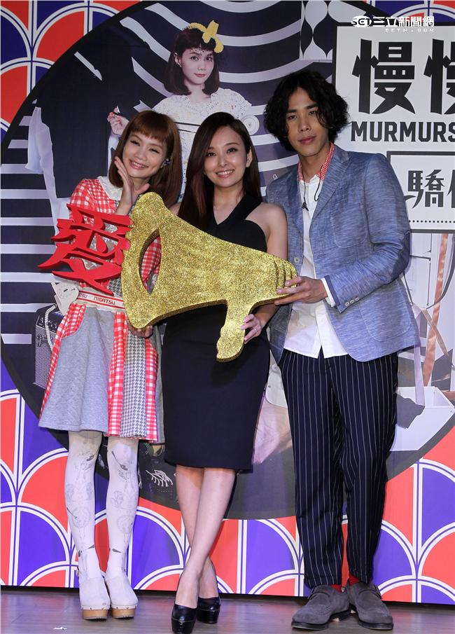 金曲最佳演唱組合慢慢說樂團，第二張創作專輯「驕傲地愛著」發行、沈志方當場下跪告白，讓點點感動落淚。（記者邱榮吉/攝影）