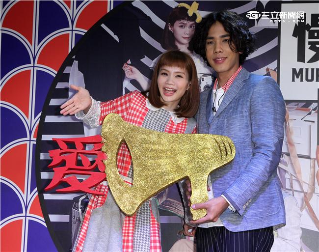 金曲最佳演唱組合慢慢說樂團，第二張創作專輯「驕傲地愛著」發行、沈志方當場下跪告白，讓點點感動落淚。（記者邱榮吉/攝影）