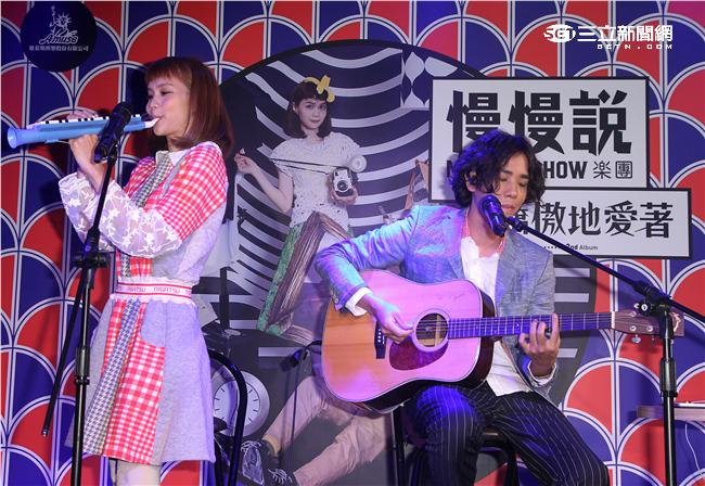 金曲最佳演唱組合慢慢說樂團，第二張創作專輯「驕傲地愛著」發行、沈志方當場下跪告白，讓點點感動落淚。（記者邱榮吉/攝影）