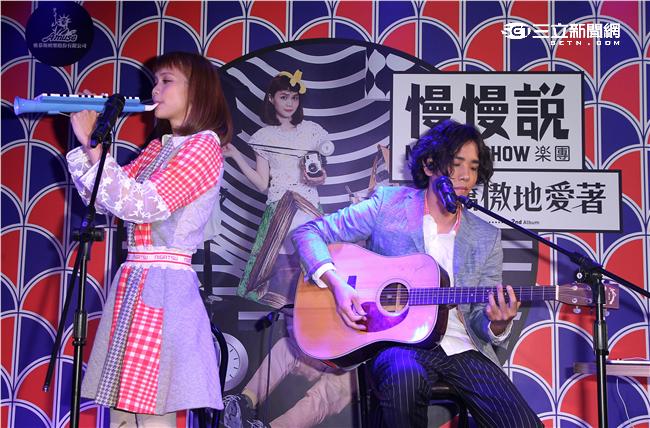 金曲最佳演唱組合慢慢說樂團，第二張創作專輯「驕傲地愛著」發行、沈志方當場下跪告白，讓點點感動落淚。（記者邱榮吉/攝影）