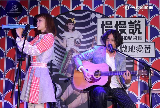 金曲最佳演唱組合慢慢說樂團，第二張創作專輯「驕傲地愛著」發行、沈志方當場下跪告白，讓點點感動落淚。（記者邱榮吉/攝影）