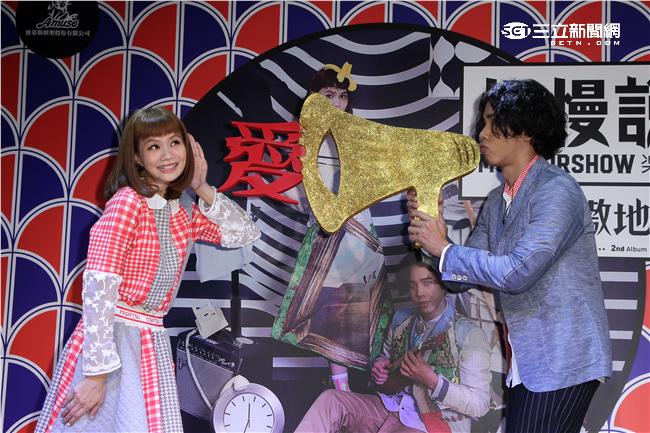 金曲最佳演唱組合慢慢說樂團，第二張創作專輯「驕傲地愛著」發行、沈志方當場下跪告白，讓點點感動落淚。（記者邱榮吉/攝影）