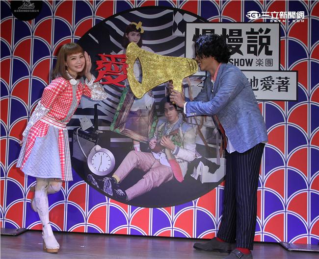 金曲最佳演唱組合慢慢說樂團，第二張創作專輯「驕傲地愛著」發行、沈志方當場下跪告白，讓點點感動落淚。（記者邱榮吉/攝影）