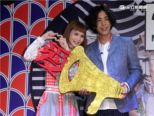 金曲最佳演唱組合慢慢說樂團，第二張創作專輯「驕傲地愛著」發行、沈志方當場下跪告白，讓點點感動落淚。（記者邱榮吉/攝影）