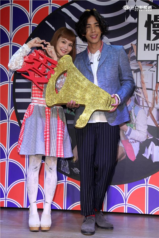 金曲最佳演唱組合慢慢說樂團，第二張創作專輯「驕傲地愛著」發行、沈志方當場下跪告白，讓點點感動落淚。（記者邱榮吉/攝影）