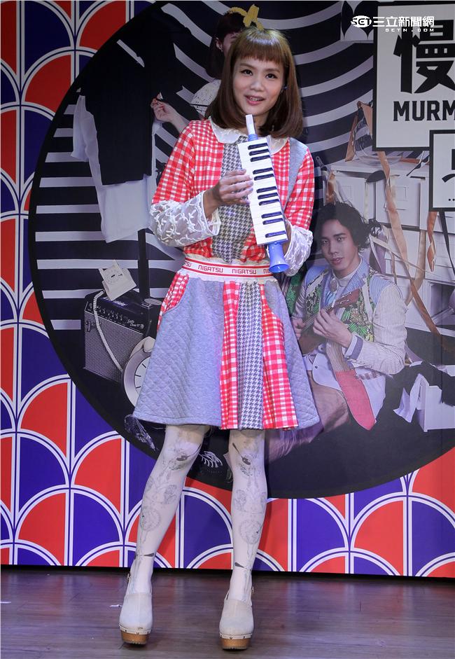 金曲最佳演唱組合慢慢說樂團，第二張創作專輯「驕傲地愛著」發行、沈志方當場下跪告白，讓點點感動落淚。（記者邱榮吉/攝影）