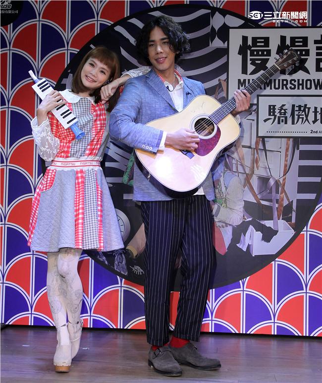 金曲最佳演唱組合慢慢說樂團，第二張創作專輯「驕傲地愛著」發行、沈志方當場下跪告白，讓點點感動落淚。（記者邱榮吉/攝影）