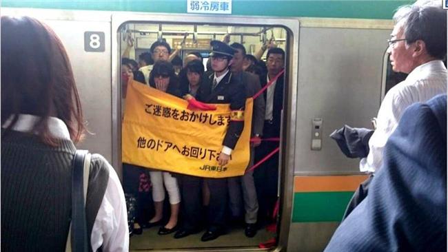 驚！電車門故障掛「布幕」仍照常行駛