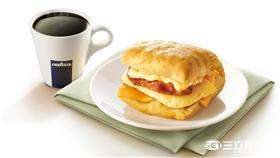 ▲肯德基今（12）日宣布推出 「煙燻培根起司比司吉」早餐新作，要以雙口感濃郁起司X Lavazza好咖啡來喚醒消費者一天活力！（圖／KFC）