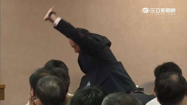 將軍都三高？鄭德美穿西裝「秀體能」