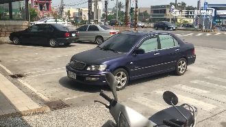 霸占超商車格一個月　車主賴皮不開走