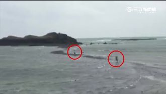 遊客不顧漲潮　硬闖澎湖摩西分海踏浪