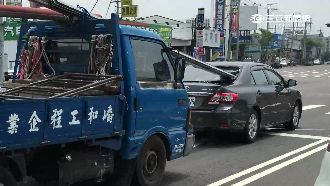鋼條刺穿前車　兩乘客低頭談話躲過！