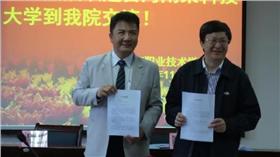 南榮科技大學校長黃聰亮（左）。（圖／取自南榮科技大學網站）