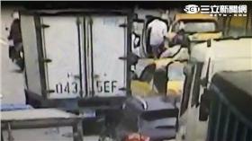 女警機車遭計程車怪賊擦撞（翻攝畫面）